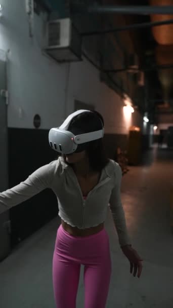 Eine Hübsche Junge Dame Mit Virtual Reality Headset Einem Schwach — Stockvideo