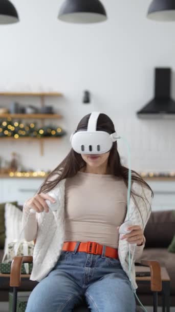 Рождество Молодая Женщина Одетая Гарнитуру Виртуальной Реальности Участвует Видеоигре Высококачественные — стоковое видео