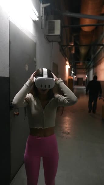 Krásná Mladá Žena Ponořená Virtuální Reality Temné Místnosti Vysoce Kvalitní — Stock video