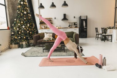 Evde yoga seanslarına Noel boyunca sanal gerçeklik kulaklığıyla girmek. Yüksek kalite fotoğraf