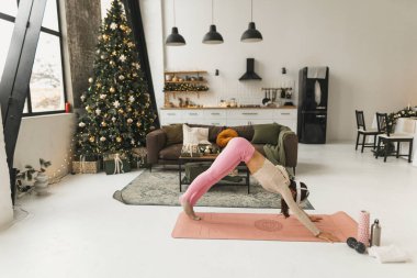 Yoga, Noel tatili boyunca evde sanal gerçeklik kulaklığı yardımıyla pratik yapıyor. Yüksek kalite fotoğraf