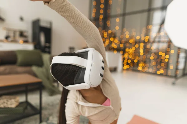 クリスマス休暇中 フィットネスインストラクターは仮想現実のヘッドセットを使用して自宅からオンラインフィットネスセッションを開催します 高品質の写真 — ストック写真