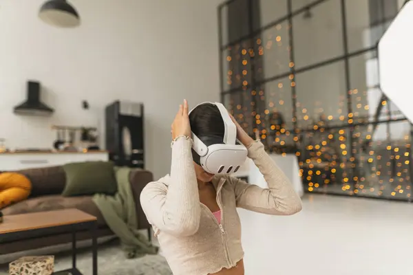 在圣诞佳节期间 一位健身教练在家里用一个虚拟现实耳机主持在线健身课程 高质量的照片 — 图库照片