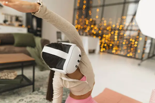 Fitness Trenér Provádí Virtuální Školení Doma Pomocí Virtuální Reality Headset — Stock fotografie