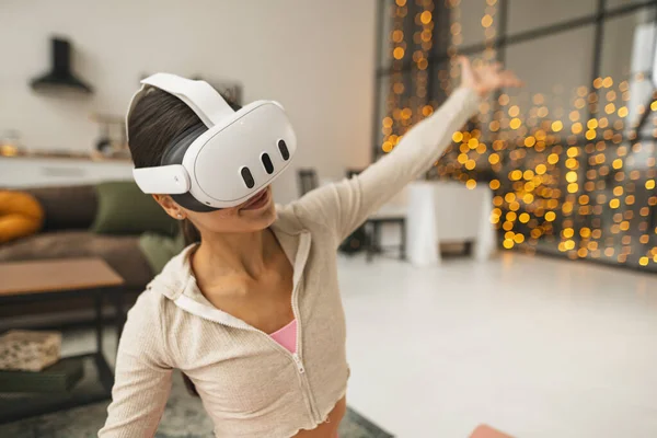 Usando Fone Ouvido Realidade Virtual Treinador Fitness Realiza Sessões Treino — Fotografia de Stock