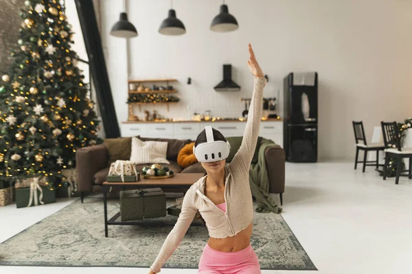 Zaujat Cvičením Jógy Fitness Nadšenec Nosí Brýle Virtuální Reality Vánočního — Stock fotografie