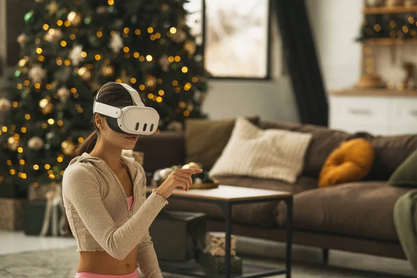 Seorang Wanita Atletis Yang Menarik Menggunakan Headset Realitas Virtual Saat — Stok Foto
