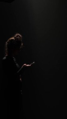 Siyah elbiseli kız çağdaş tarzda dans ediyor. Yüksek kalite 4k görüntü