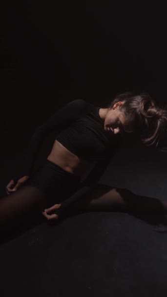 Loş Işıkla Çevrili Genç Bir Bayan Stüdyoda Çağdaş Bir Dans — Stok video