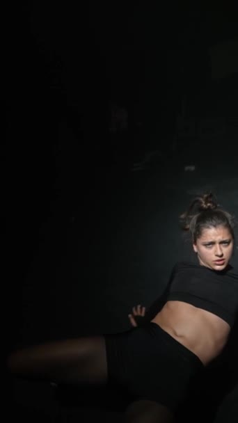 Темній Студії Молода Дівчина Виконує Сучасний Танець Високоякісні Кадри — стокове відео