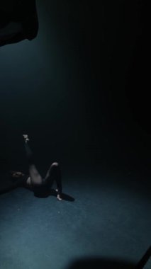 Çağdaş bir dansla nişanlanmış, siyah kıyafetler giyiyor. Yüksek kalite 4k görüntü