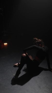 Dans hocası stüdyoda modern danslarını sergiliyor. Yüksek kalite 4k görüntü