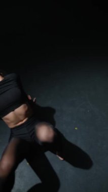 Stüdyoda, dans hocası modern danslarını sergiliyor. Yüksek kalite 4k görüntü