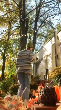 Güneşli sonbahar parkında tablet üzerinde çalışan modaya uyan hippi bir kız. Yüksek kalite 4k görüntü