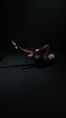 Siyah kıyafetiyle, çağdaş bir dans gösterisi sergiliyor. Yüksek kalite 4k görüntü