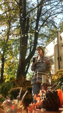 Genç hippi bir kızın iş için tablet kullandığı sonbahar parkında yaratıcı bir hava. Yüksek kalite 4k görüntü