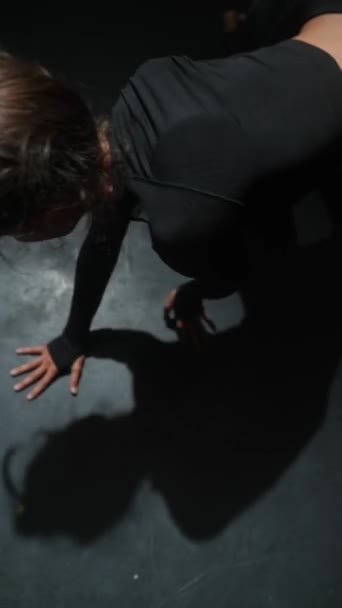 연주하는 여성은 어두운 스튜디오에서 우아하게 춥니다 고품질 — 비디오