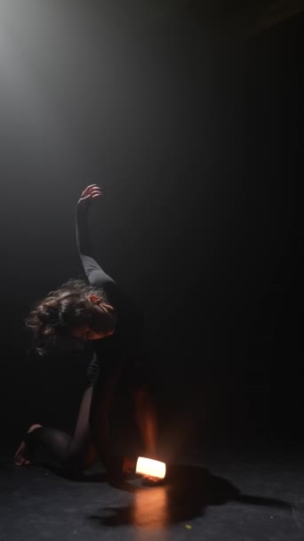 Půvabná Žena Držící Světlo Předvádí Choreografické Pohyby Současného Tance Vysoce — Stock video