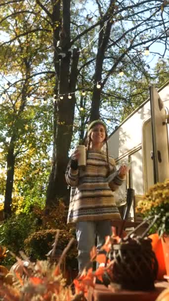 Cadre Créatif Dans Parc Automne Une Jeune Fille Hippie Travaille — Video
