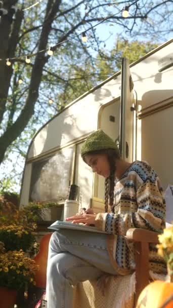 Une Jeune Hippie Artistique Illustrant Sur Une Tablette Dans Jardin — Video