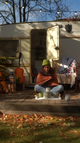 Modern Ung Dam Gungar Hippie Blick Vid Solig Trailer Höstdag — Stockvideo
