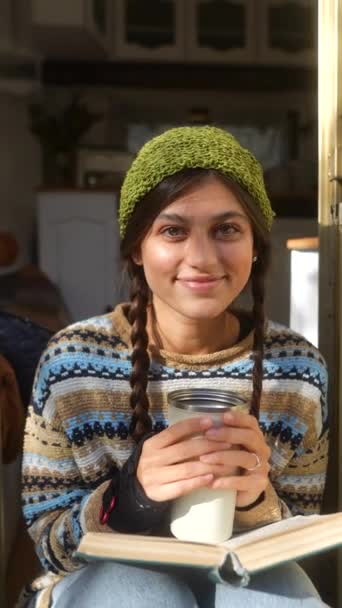 Krásná Hippie Dívka Odpočívající Knihou Horkým Pitím Prahu Přívěsu Podzimním — Stock video