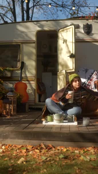 Sonbahar Günü Güneşli Bir Karavanın Yanında Hippi Kıyafetli Modaya Uygun — Stok video