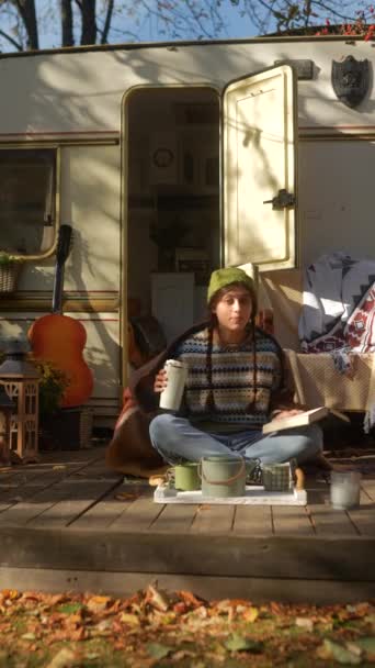 Una Joven Moda Vestida Con Atuendo Hippie Junto Remolque Soleado — Vídeo de stock