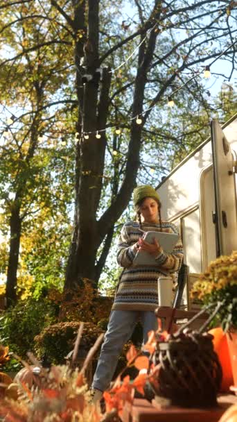 Uma Garota Hipster Chique Trabalhando Tablet Ensolarado Parque Outono Imagens — Vídeo de Stock