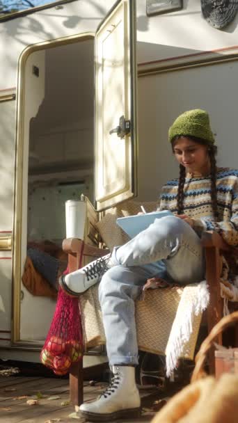 Une Jolie Fille Hippie Esquissant Sur Une Tablette Assise Devant — Video