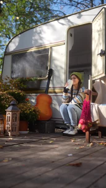 Uma Jovem Hippie Elegante Com Uma Guitarra Uma Garrafa Térmica — Vídeo de Stock