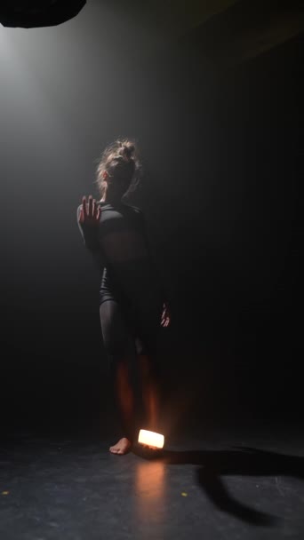 Чарівна Дівчина Світлом Руках Демонструє Хореографію Сучасного Танцю Високоякісні Кадри — стокове відео