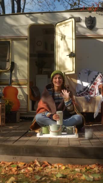 Sonbahar Günü Güneşli Bir Karavanın Yanında Hippi Kılığına Girmiş Modaya — Stok video