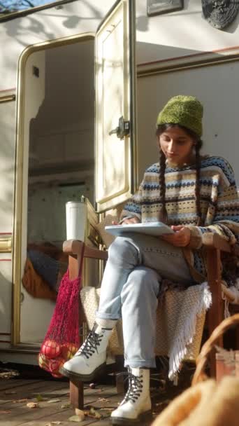 Una Giovane Ragazza Hippie Mostra Sua Creatività Disegnando Tablet Nel — Video Stock