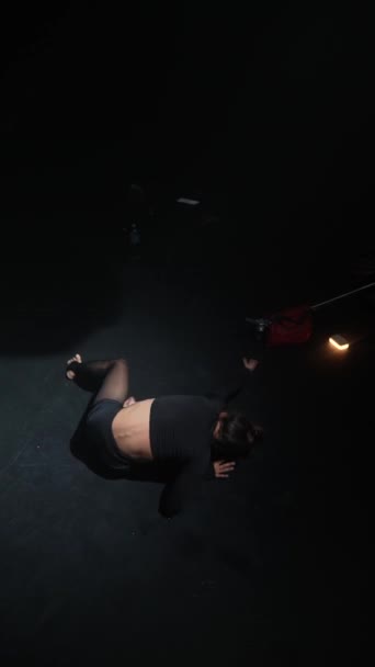 她穿着一身黑色的衣服 跳着当代的舞步 高质量的4K镜头 — 图库视频影像