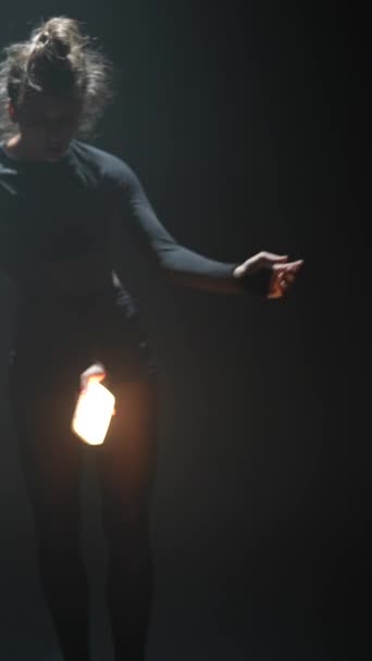 Dunkler Kleidung Tanzt Ein Junges Mädchen Mit Begeisterung Einem Schwach — Stockvideo