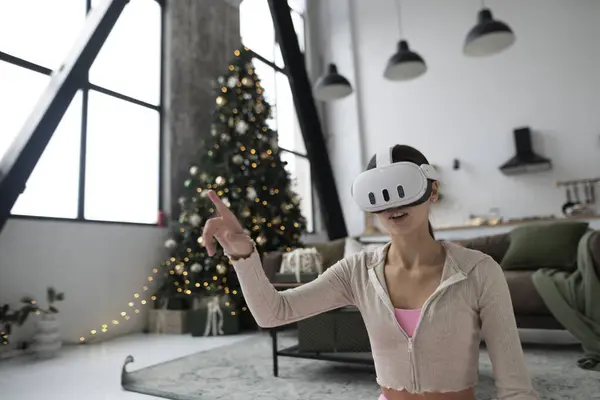 Durante Temporada Festiva Una Mujer Joven Moda Auricular Realidad Virtual —  Fotos de Stock