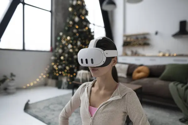 Een Jonge Mooie Dame Draagt Een Virtual Reality Headset Beschrijft — Stockfoto