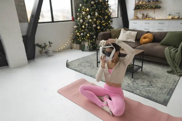 Het Aantrekken Van Roze Atletische Kleding Vrouw Beoefent Yoga Virtual — Stockfoto