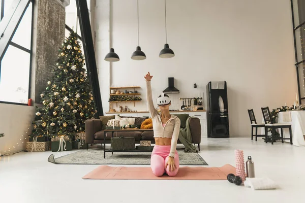 Una Deliziosa Giovane Donna Impegna Esercizi Stretching Vicino Albero Natale — Foto Stock