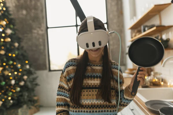 Wanita Muda Dan Cantik Memasak Dapur Dengan Bantuan Headset Realitas — Stok Foto