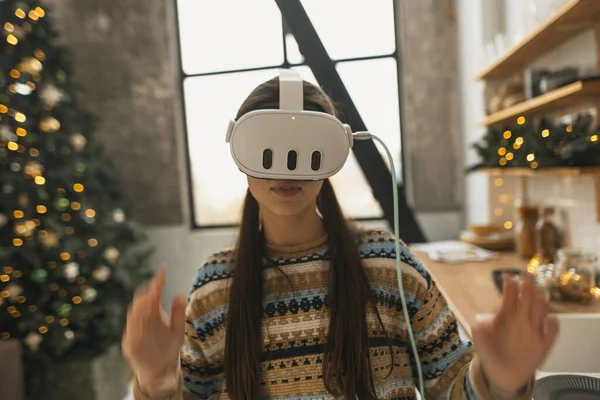 Med Hjälp Virtuell Verklighet Headset Vacker Och Elegant Flicka Förbereder — Stockfoto