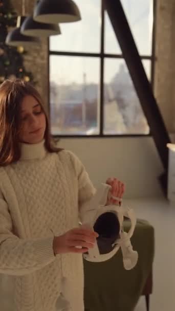 Eine Hübsche Junge Frau Mit Virtual Reality Helm Weihnachtsbaum Hochwertiges — Stockvideo