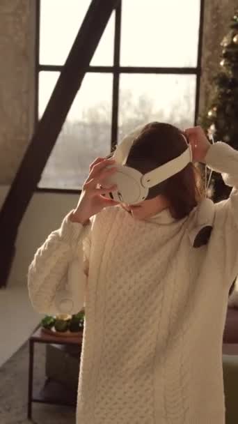 Půvabná Mladá Žena Zkoumá Vánoční Stromek Skrze Brýle Virtuální Reality — Stock video