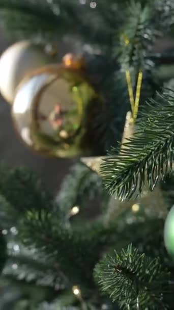 Decorazioni Vacanza Contemporanee Sull Abete Natale Filmati Alta Qualità — Video Stock