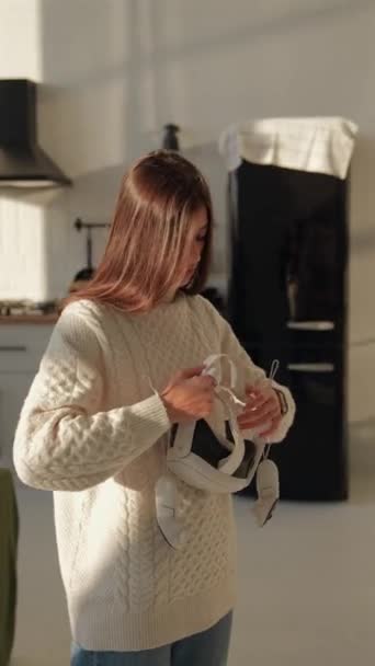 Eine Süße Junge Frau Zieht Eine Virtual Reality Ausrüstung Neben — Stockvideo