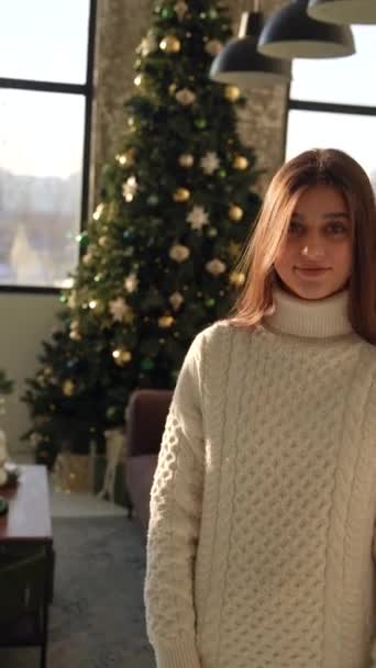 Eine Süße Junge Frau Setzt Vor Einem Weihnachtsbaum Ein Virtual — Stockvideo