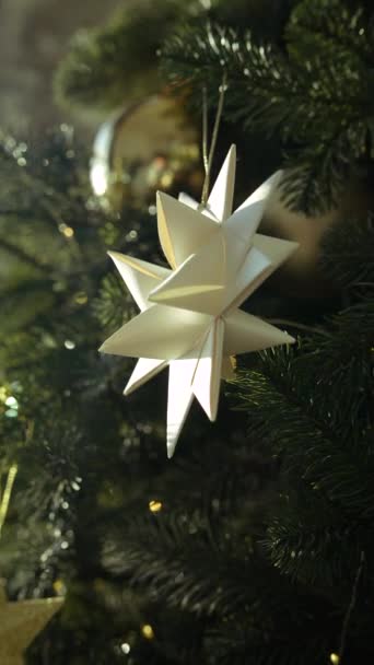 Μοντέρνα Χριστουγεννιάτικα Στολίδια Στο Χριστουγεννιάτικο Δέντρο Υψηλής Ποιότητας Πλάνα — Αρχείο Βίντεο