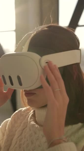 Eine Charmante Junge Frau Betrachtet Mit Hilfe Einer Virtual Reality — Stockvideo