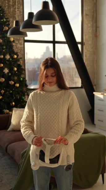 Μια Κομψή Νεαρή Γυναίκα Εξετάζει Ένα Χριστουγεννιάτικο Δέντρο Φορώντας Γυαλιά — Αρχείο Βίντεο